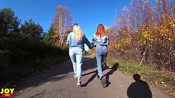 Vibromasseurs à distance : 2 filles en plein air