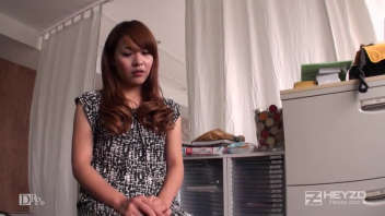 Plongez dans cette vidéo où une japonaise enthousiaste explore sa sexualité avec un partenaire dans son appartement