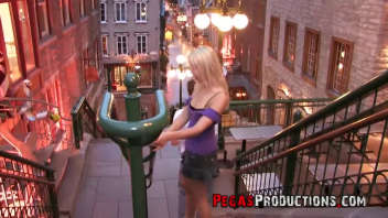 Découvrez Candy, une jeune femme audacieuse qui adore s'exhiber en public. Elle se met en scène sur les escaliers et s'adonne à des ébats passionnés sous le regard des badauds dans un quartier français.
