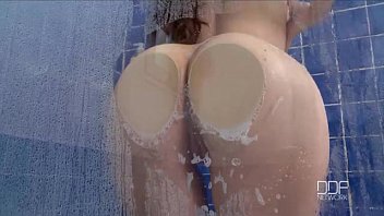 Russian slut Stacy Snake masturbates in the water