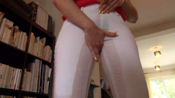 Cette femme découvre le plaisir de s'humidifier dans son pantalon blanc, devenant transparent à cause de son état d'excitation. Elle ne peut s'empêcher de jouir de cette sensation.