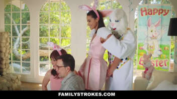Easter: the family is in love with the naughty rabbit!