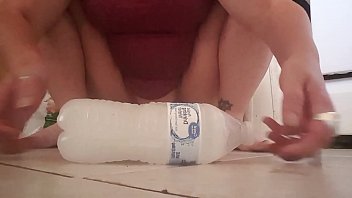 Jynx Bunny and her frozen bottle: A porn video not to be missed