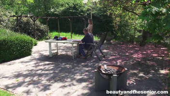 Un grand-père affamé de sexe invite une jeune femme pour un après-midi coquin dans le jardin. Ils profitent d'un barbecue en extérieur pour assouvir leurs désirs les plus fous.