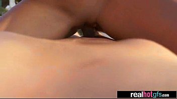 Policier baise la voleuse de magasin en vidéo porno