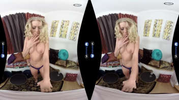 Découvrez une vidéo choc : Une belle blonde forte poitrine se lance dans une orgie extreme en réalité virtuelle. Elle sait comment nous faire jouir ! Ne ratez pas cette expérience de plaisir exceptionnelle.