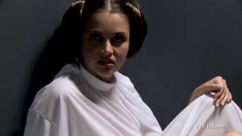 Découvrez la parodie de Star Wars avec la princesse Leia, incarnée par Allie Haze, dans une scène X intense de masturbation et fellation sur Dark Vador. Une scène à ne pas manquer pour les amateurs de la saga.