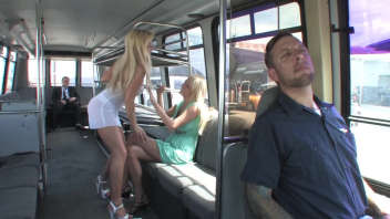 Alors qu'elle était assise à l'arrière d'un bus, une blonde s'est sentie excitée et a décidé de passer à l'acte avec un homme. Elle a été emportée par sa pulsion sexuelle et a eu une relation agréable dans ce lieu insolite.