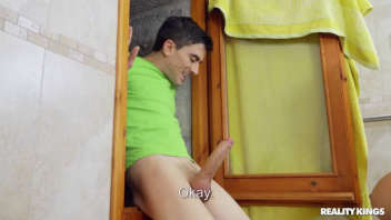 Jordi, un jeune homme, est attiré par la beauté d'Alessandra et décide de l'espionner pendant qu'elle se masturbe dans la douche. Cependant, il est surpris par elle.