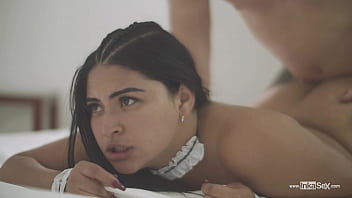 Luna et Clara, deux jeunes femmes de ménage vénézuéliennes de 18 ans, adorent les expériences extrêmes et les fétiches dans des vidéos de sexe hard. Elles sont insatiables et n'ont peur de rien, prêtes à tout pour votre plaisir. Des moments intenses de baisers lesbiens, de double pénétration et d'échanges de fluides. Des gros plans et des éjaculations faciales. Des vidéos pour les amateurs de sexe hard et de fétichisme.