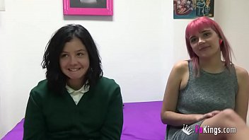 Adolescente Alba et Vivi dans un trio lesbien hardcore