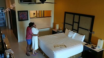 Découvrez cette vidéo choquante d'une jeune Indienne dans une chambre d'hôtel. Elle est surprise par un inconnu qui abuse d'elle sans son consentement. Cette scène est capturée par une caméra cachée, offrant une perspective unique et troublante. Attention, ce contenu est réservé à un public averti.
