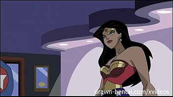 Héros Animés - Wonder Woman et Captain America : Trois femmes d'âge mûr dans un bain à remous
