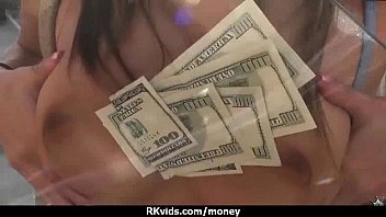 Jeune salope asiatique baise pour de l'argent