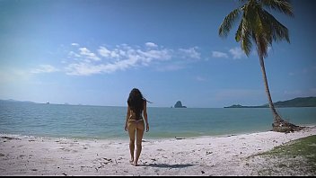 Micro Bikini : Découvrez deux françaises irrésistibles sur une plage