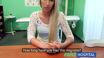 Hôpital Simulé : La Blonde Mature Satisfaite par une Bite et un Orgasme Humide