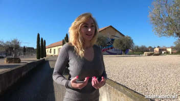 Femme française à gros seins se fait pomper les tétons