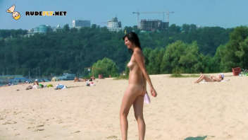 Nudistes attirantes et jolies sur la plage