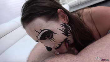 Voyez cette séduisante dame en lingerie et maquillée pour Halloween se faire baiser par un partenaire attrayant dans une vidéo porno non érotique.