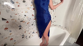 Une jeune femme de 19 ans se montre sous la douche dans une robe bleue, se masturbant avec un gode en verre. Elle gémit de plaisir alors qu'elle se fait baiser avec force, la laissant avec une chatte meurtrie. Cette vidéo est réservée aux amateurs de sensations fortes et de fétichisme de la lingerie.