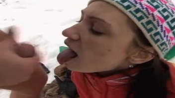 Porno en plein air: Une brunette suce son amant sur une piste de ski