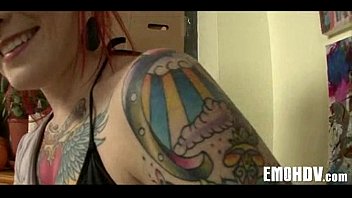 Femmes matures lascives et tatouées font tout