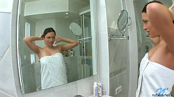 Jeune salope se masturbe dans la salle de bain