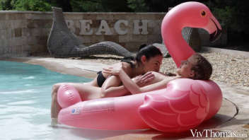 Deux amies passent une journée d'été relaxante au bord de la piscine. Elles en profitent pour flirter et se laisser aller à des moments intimes et sensuels dans l'eau.