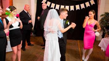 Les bombes Mea Melone et Cathy Heaven baisent avec le marié dans une reception de mariage
