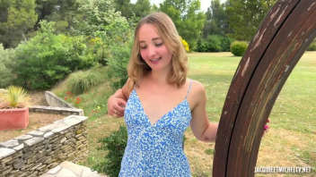 18-year-old Chloé essaye sa première double pénétration - Une jeune française fraîche et mignonne