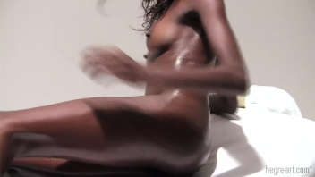 Une belle femme noire se fait masser le corps avec de l'huile, ce qui conduit à un massage sensuel et érotique. Les zones érogènes sont également touchées, ce qui rend la femme encore plus excitée et elle finit par jouir.