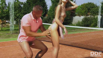 La belle blonde est habillée en mini-robe et panty qui font pâlir lorsqu'elle prendra part à cette leçon de tennis érotique avec son séduisant professeur. Ensemble, ils plongent dans des postures électrisantes et une sensualité intense.