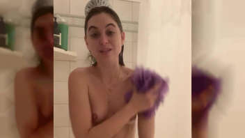 Riley Reid, la star du porno, se détend dans la douche, savonne son corps et se prépare à des moments intimes et coquins.