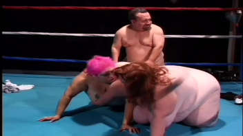 Trio sur le ring : Un match érotique entre une naine, deux femmes corpulentes et un arbitre