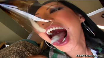 Cette femme asiatique est experte dans l'art de la fellation, elle utilise sa bouche pour exciter son partenaire et lui donner du plaisir. Elle aime être dominée et se sent à l'aise avec un gros pénis dans sa bouche