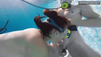 Underwater Show : Clip Lesbien de Créature
