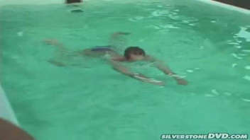 Plaisir aquatique: Bombe brune charmeuse dans une explosion de sensualité au bord de la piscine