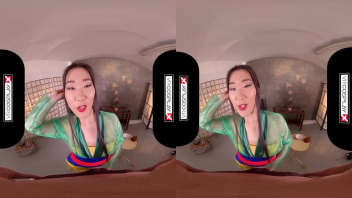 Asian offers blowjob for virtual reality
