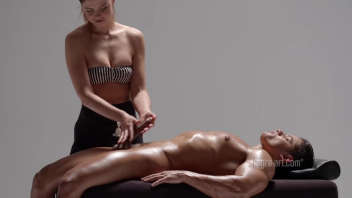 Découvrez ce massage érotique torride entre un homme huilé et une brune séduisante. Regardez comme elle masse son corps viril, créant une alchimie sensuelle entre eux.