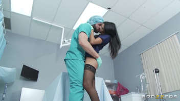 Découvrez comment Shazia, une patiente séduisante, attire l'attention du docteur dans sa chambre d'hôpital pour une scène torride et inattendue.