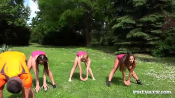 Dans cette vidéo porno extrême, Amirah Adara et Tricia Teen découvrent que leur professeur de gymnastique aime également les jeux extrêmes. Les filles ne peuvent résister au charme de leur maître, et ensemble, elles entament une aventure sexuelle intense dans le parc.