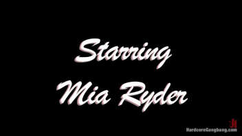 Mia Rider, une jeune et belle femme asiatique, se retrouve au cœur d'un orgie de sexe très brutale et violente. La scène est remplie d'hommes désespérés, qui ne cherchent qu'à satisfaire leurs besoins sexuels et s'attaquer à Mia par le groupe.
