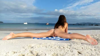 En vacances à la plage, une jeune fille sexy ne peut contenir son désir érotique et se prélasse dans les sables chauds. Voyez-la atteindre un niveau de plaisir intense dans cette vidéo XXX extrême.