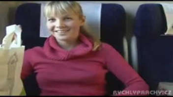 Un inconnu et une blonde dans le train