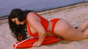 Cette série sexy vous plongera dans le monde des vacances érotiques et des jolies plongeuses. Ne ratez pas cette parodie sexuelle inattendue de la célèbre série américaine Alerte à Malibu, où Korina Kova incarne Pamela Anderson.