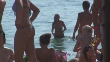 Ivana et son petit ami s'amusent sur la plage pendant l'été. Ils décident de passer un bon moment dans un cabanon de plage.