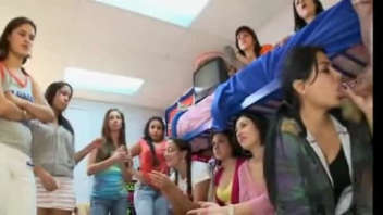 Découvrez cette vidéo X où un homme se retrouve entouré d'étudiantes chaudes et coquines, qui se disputent le plaisir de lui offrir des fellations généreuses et passionnées.