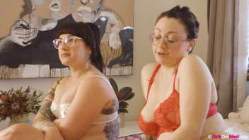 Deux femmes à lunettes se découvrent et apprécient le sexe entre elles, savourant chaque moment de plaisir