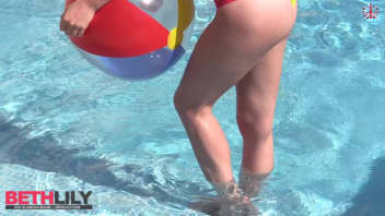 Beth fait un shooting dans une piscine, elle retire son haut de maillot puis le bas. Son corps est super agréable à regarder.