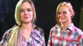 Deux blondes en casting X pour scène intense